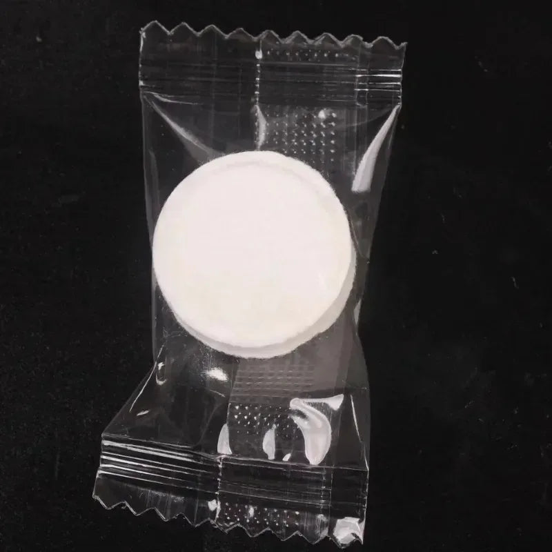 Un paquete de plástico transparente con una compresa blanca y circular para toallitas húmedas desechables.
