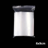 Bolsa de plástico transparente llena de material cilíndrico blanco para almacenamiento.