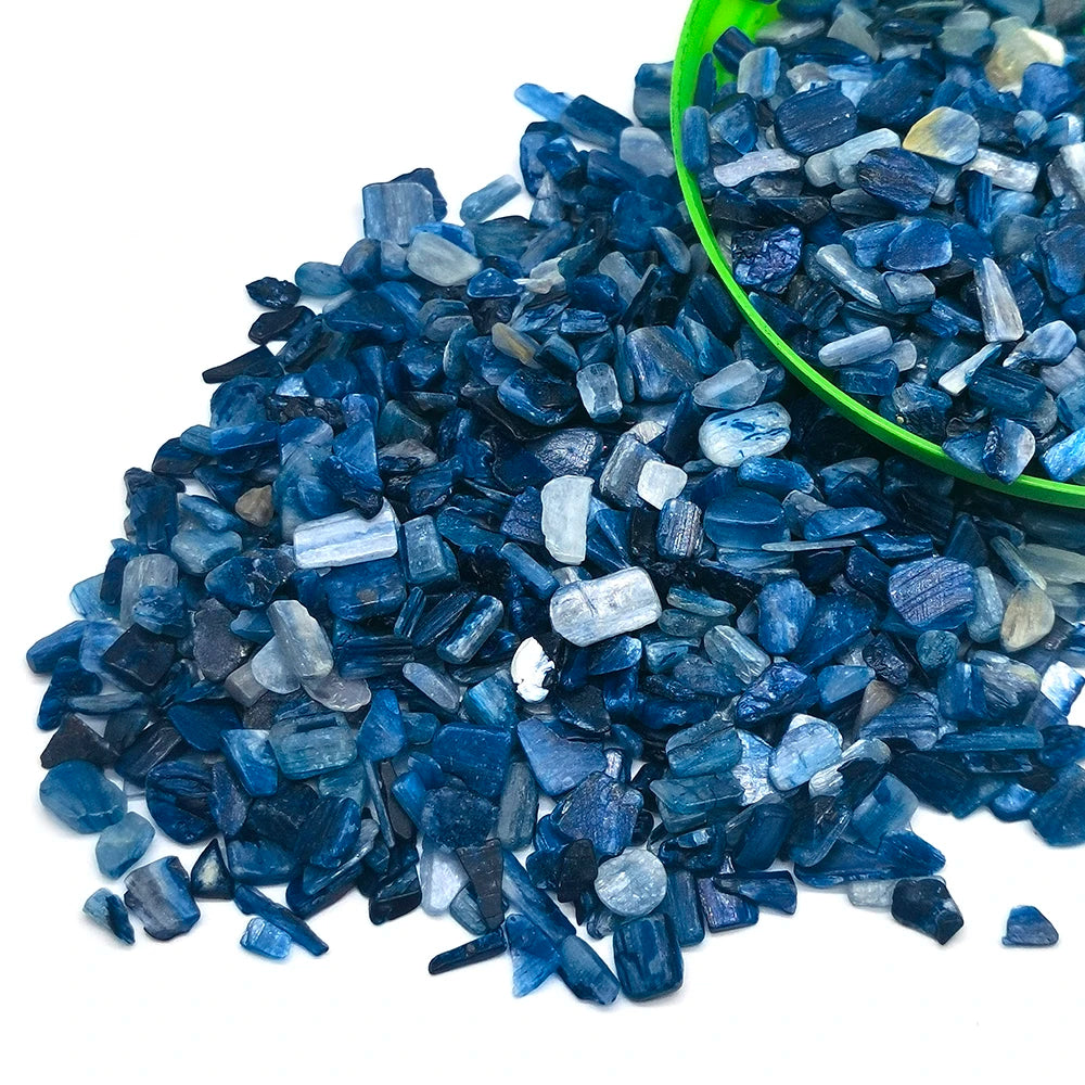 Pila de cristales naturales azules profundos a índigo para meditación y decoración.