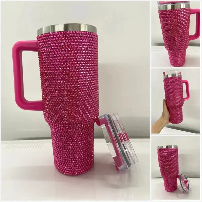 Un termo aislado de strass magenta con asa rosa y pajita transparente, mostrado desde varios ángulos.