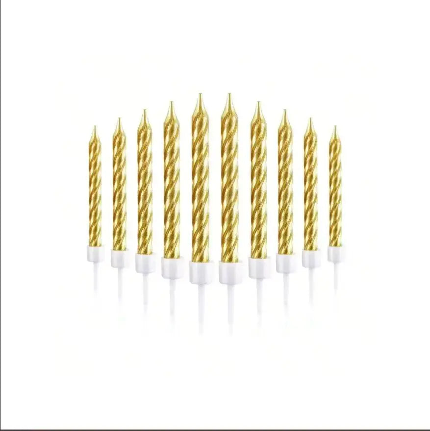 Ein Set von elf dekorativen goldenen Spiralkerzen zum Geburtstag, aufrecht stehend.