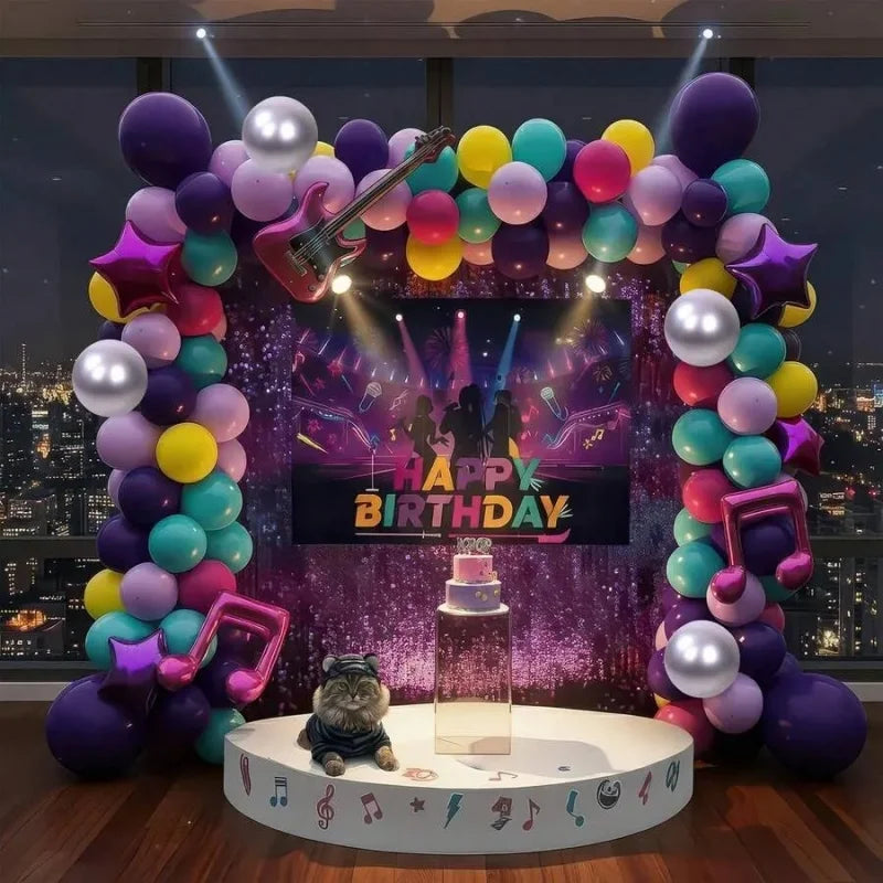 Lebendiger Ballonbogen-Set mit lila, rosa und türkisen Ballons, dekoriert mit einer Gitarre und Sternen vor einer Stadtansich