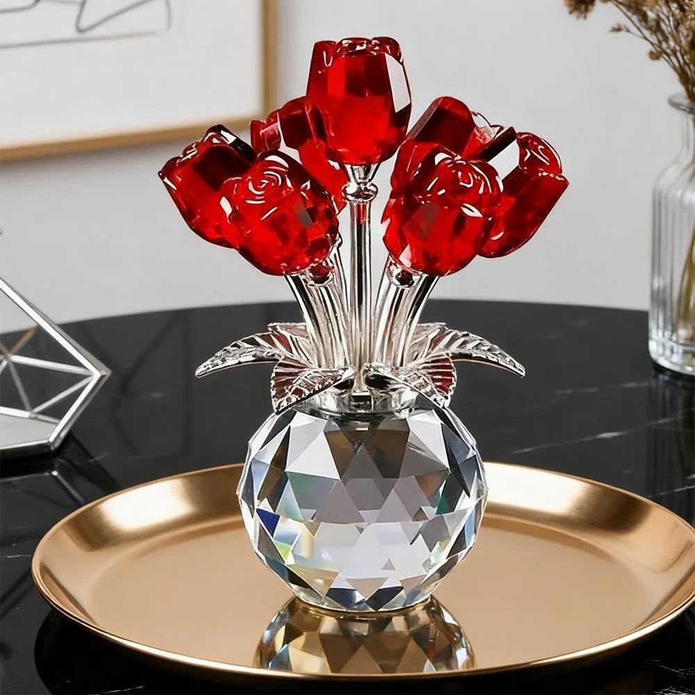 Skulptur aus roten Kristallrosen in einer Glasvase auf einem Goldteller.