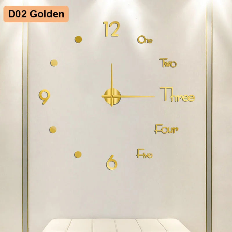 Nahaufnahme einer D02 Goldenen abstrakten Wanduhr mit goldenen Ziffern und Zeigern auf hellem Hintergrund.