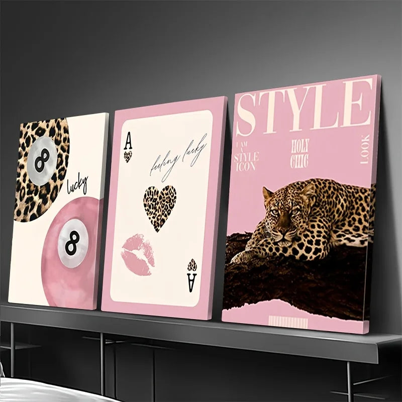 Ein Set aus drei Leinwanddrucken mit Leoparden- und Gepardenmustern in Pink und Schwarz.