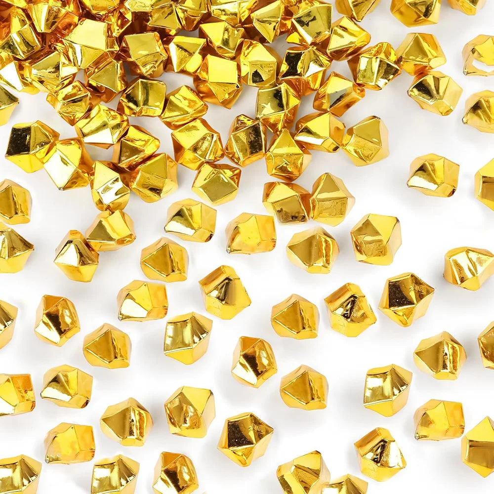 Pila de piedras de hielo triturado de acrílico dorado brillante para decoración y relleno.