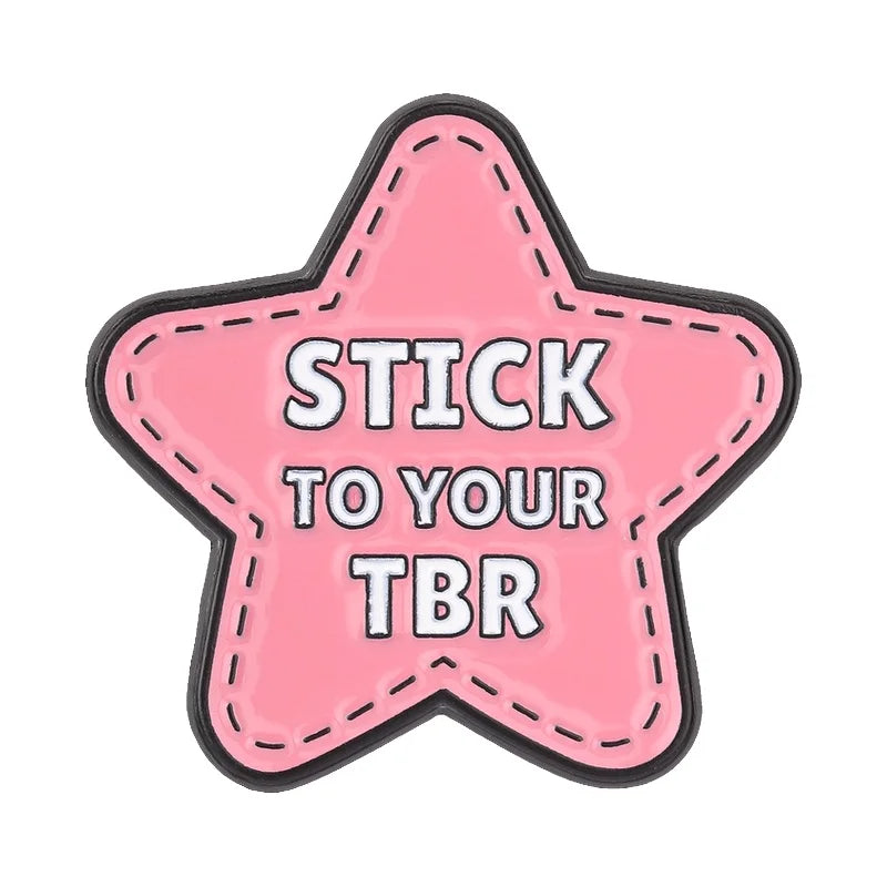 Insignia de esmalte en forma de estrella rosa con el texto 'Stick to your TBR'