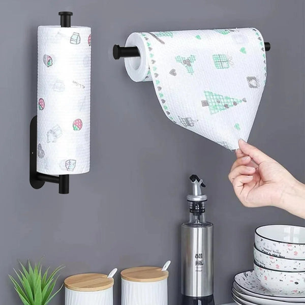 Edelstahl-Handtuchhalter mit selbstklebendem Aufhänger und weißem Musterhandtuch an einer grauen Wand.