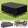 Housse de protection noire et imperméable pour mobilier de jardin étalée sur une table d'herbe verte