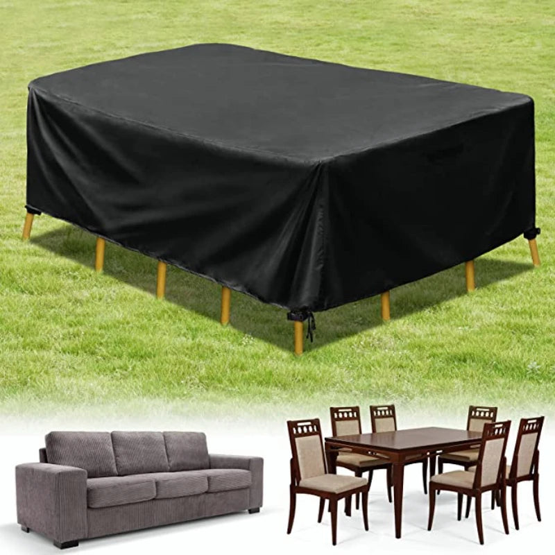 Housse de protection noire et imperméable pour mobilier de jardin étalée sur une table d'herbe verte