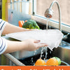 Eine Hand verwendet ein großes Maschennetz zum Waschen von Obst und Gemüse unter einem Wasserhahn.