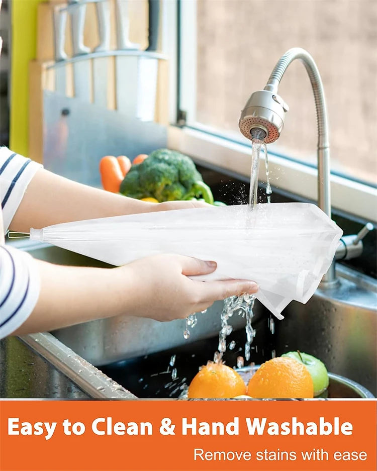 Eine Hand verwendet ein großes Maschennetz zum Waschen von Obst und Gemüse unter einem Wasserhahn.