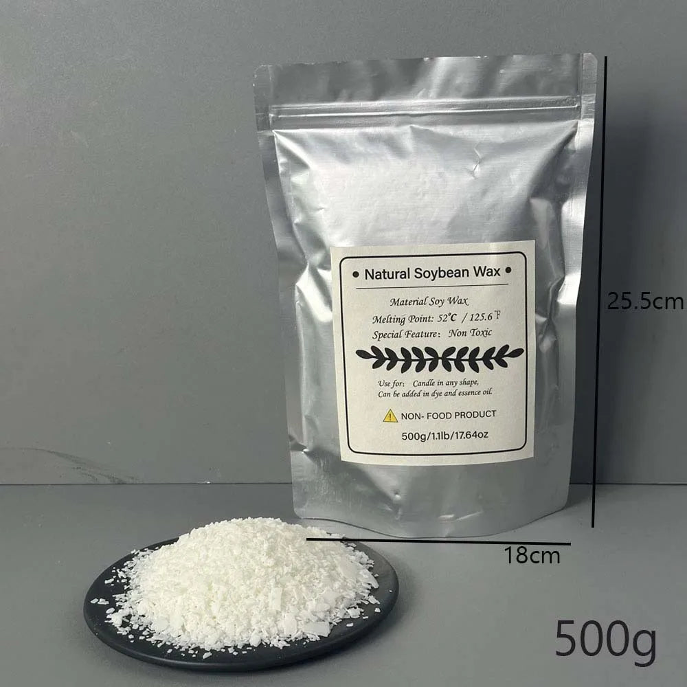 Eine Tüte mit natürlichen Sojabienenwachsflocken neben einem Haufen weißes Wachs auf einer dunklen Platte.