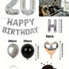 Un juego de globos con números de papel de aluminio plateado, una pancarta de cumpleaños y decoraciones de corazones de choco