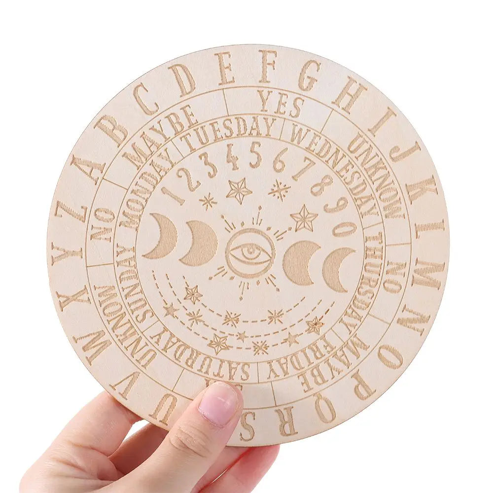 Rundes Holzpendelbrett mit Buchstaben und Wochentagen, gehalten von einer Hand.