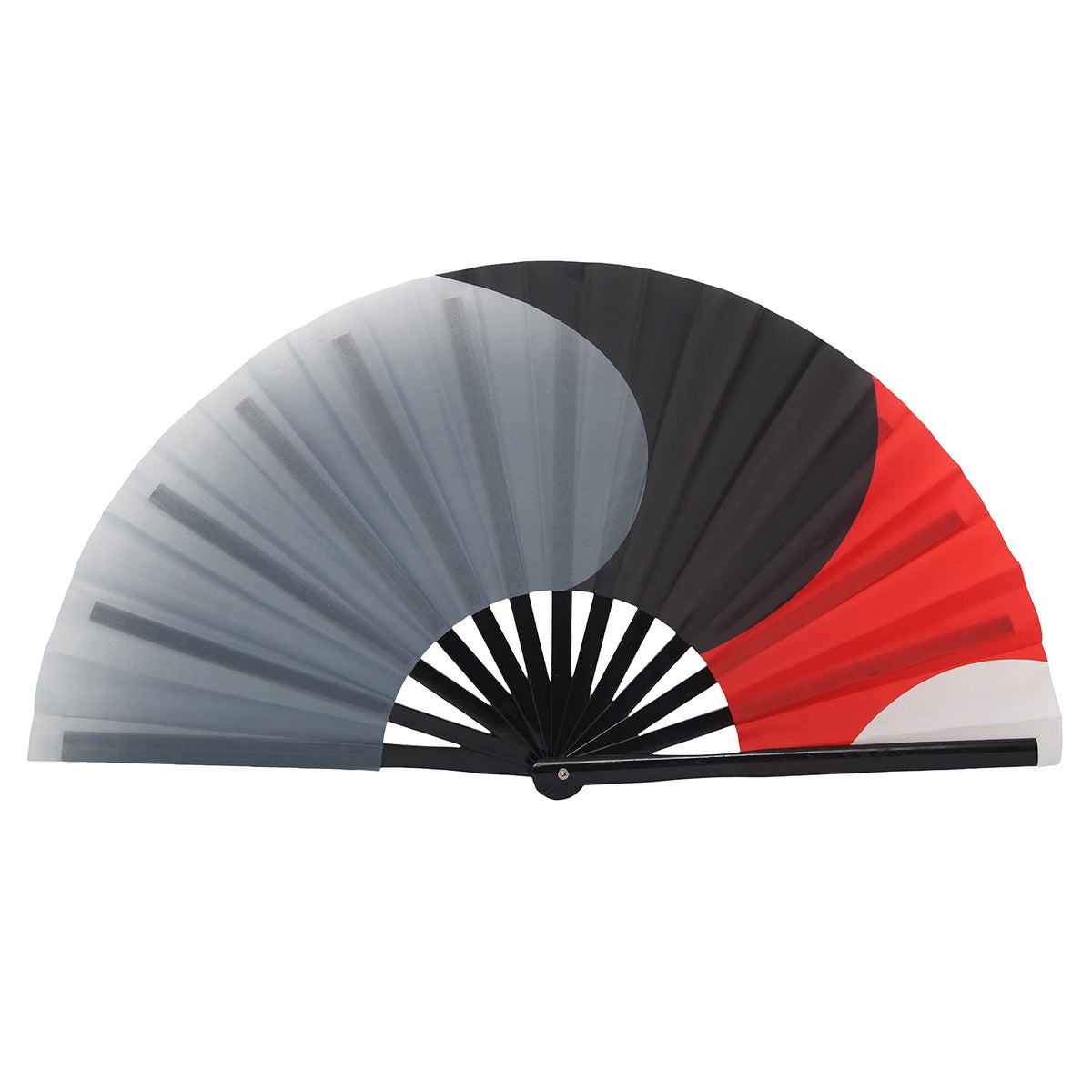 Un éventail de martial arts traditionnel en bambou avec des segments noirs, gris et rouges, ouvert.