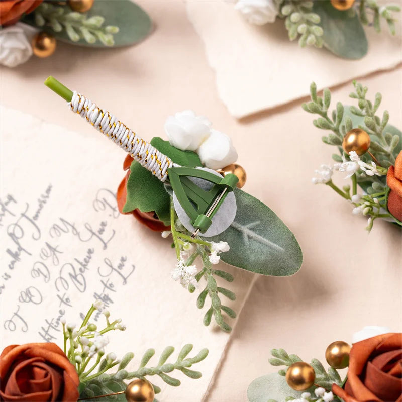 Fleur de boutonnière vintage en soie orange avec de l'eucalyptus et des fleurs blanches
