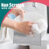 Eine Hand reinigt einen Teller mit einem kratzfreien Drahtputty.