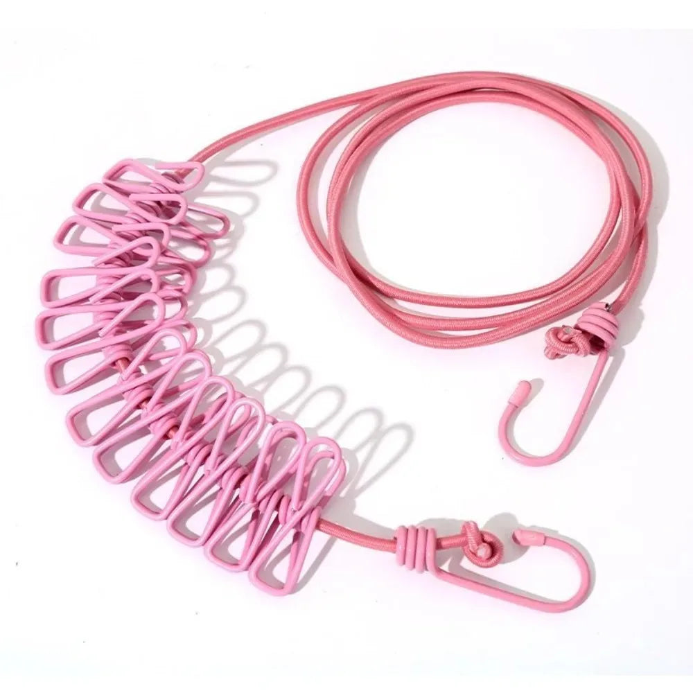 Pinke, robuste, winddichte Wäscheleine mit Haken auf weißem Hintergrund