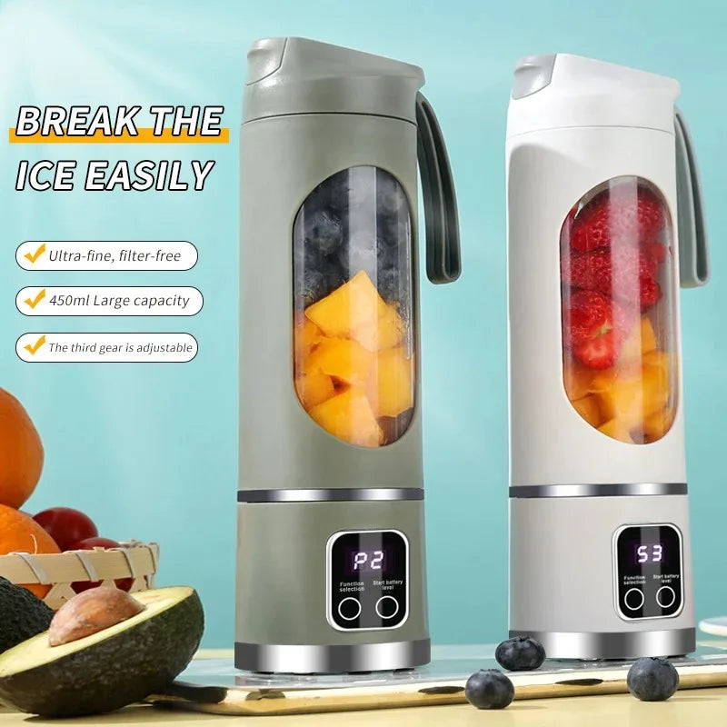 Licuadora eléctrica portátil de color plata y blanco para zumbar frutas, mostrada con varias frutas y un aguacate sobre una s