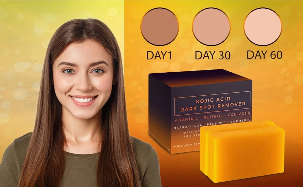 Une femme sourit à côté d'une boîte de détachant Kojic Acid et d'un pain de savon facial jaune.