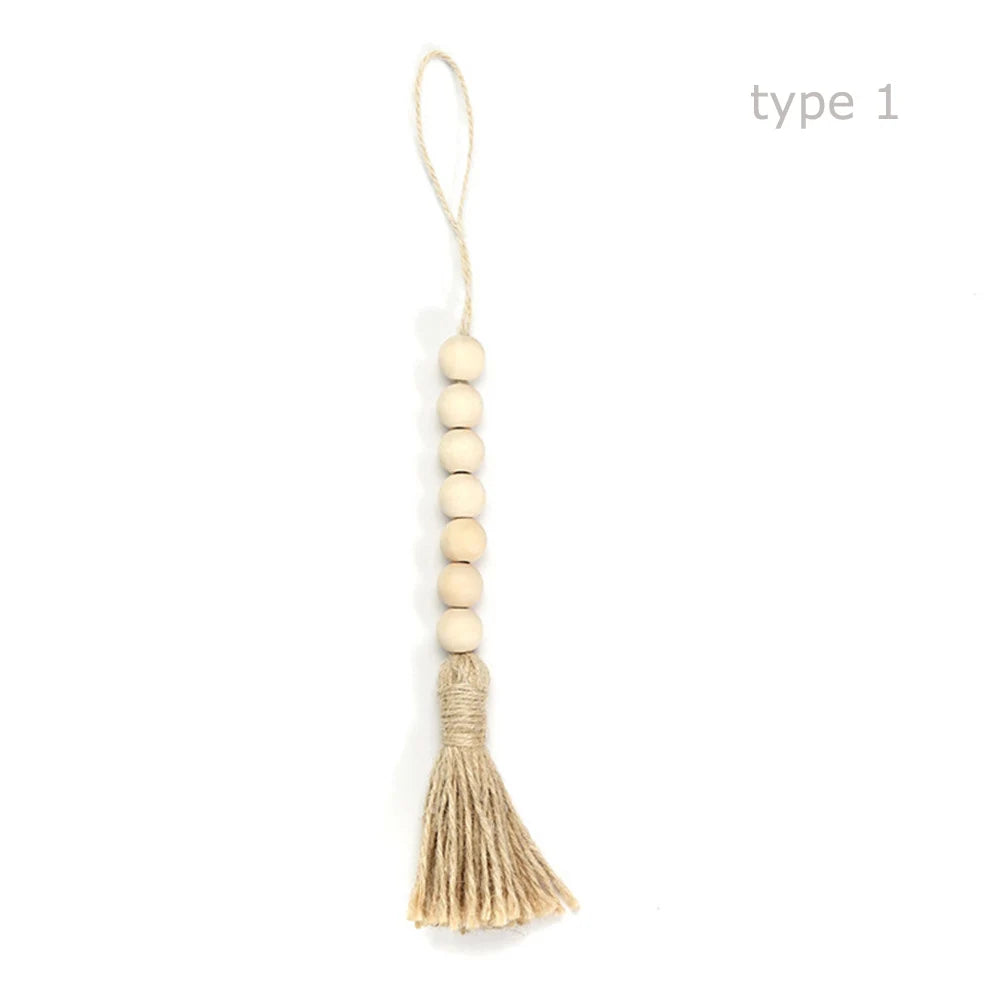Handgemachte Girlande vom Typ 1 mit einer Kette aus Holzperlen, die an einem Jute-Flechtwerk befestigt ist
