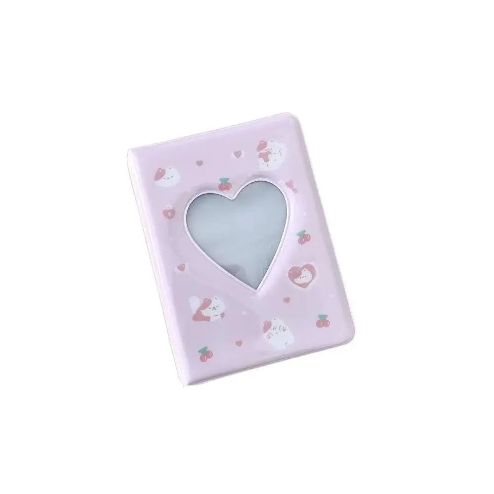 Álbum fotográfico cuadrado morado claro con ventana en forma de corazón y gráficos de ositos pequeños.