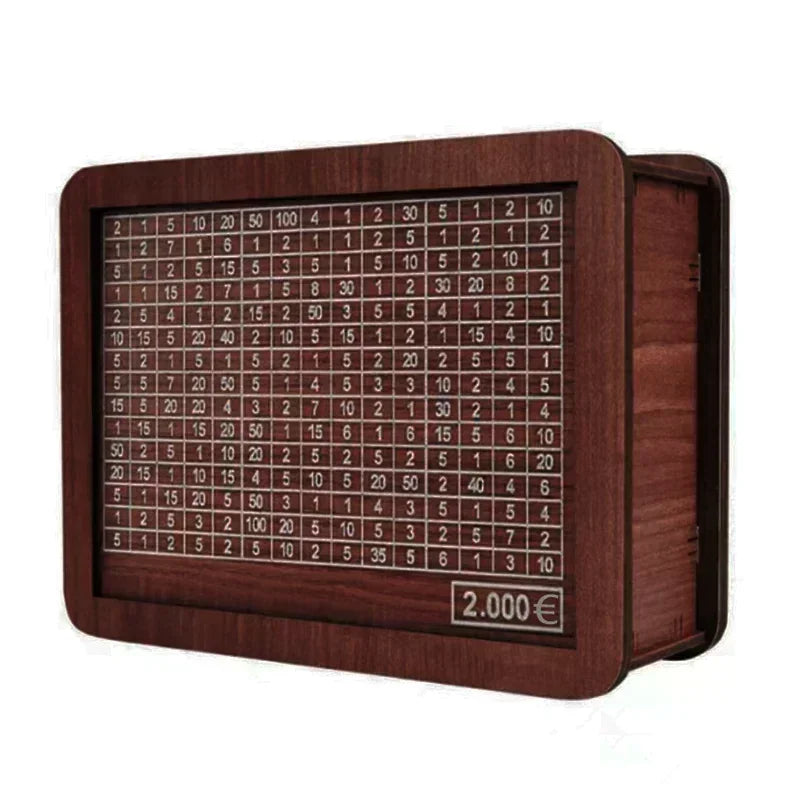 Hucha de madera para ahorrar con una cuadrícula de ranuras numeradas.