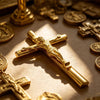 Primer plano de una pluma cruz de metal dorado sobre una superficie rodeada de otros artículos decorativos religiosos.