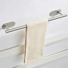 Edelstahl-Handtuchhalter mit einem beige gewebten Handtuch an einer weißen Wand.