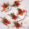Boutonnière vintage en soie orange avec roses et verdure sur carton blanc