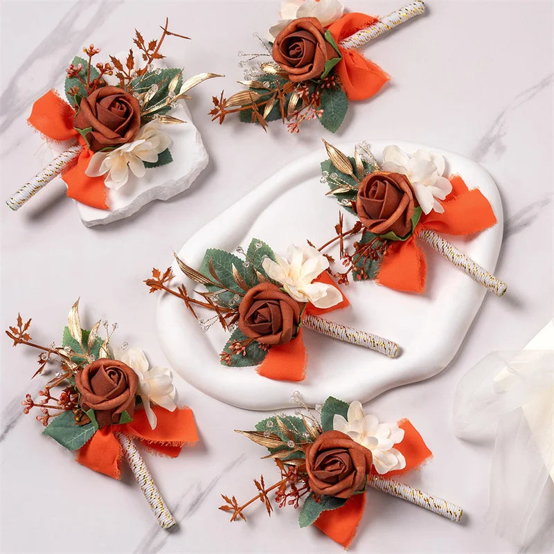 Boutonnière vintage en soie orange avec roses et verdure sur carton blanc
