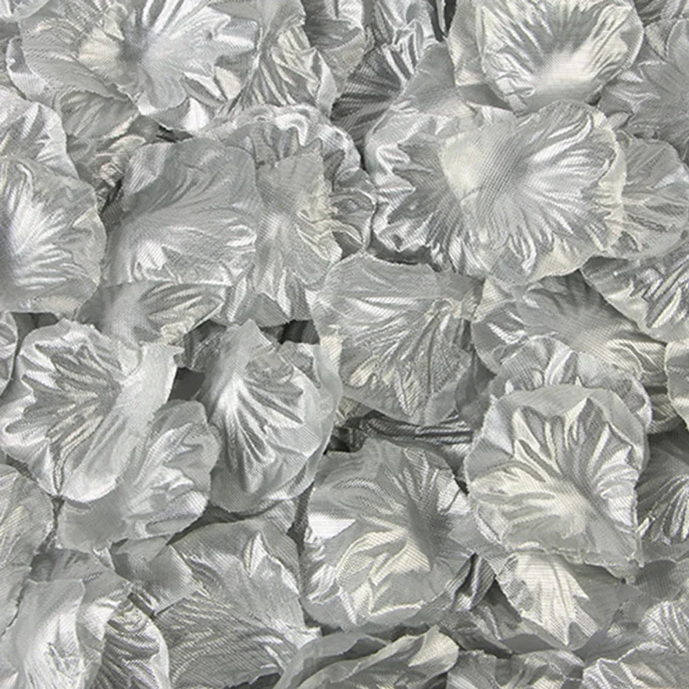 Pila de pétalos de rosa de seda artificial en varios tonos de gris y plata.