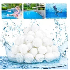 Pila de bolas de limpieza para filtro de piscina ecológicas sumergidas en agua azul.