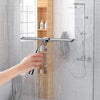 Eine Hand benutzt einen Silikonschwamm, um Glas- und Spiegeloberflächen in einer Dusche zu reinigen.