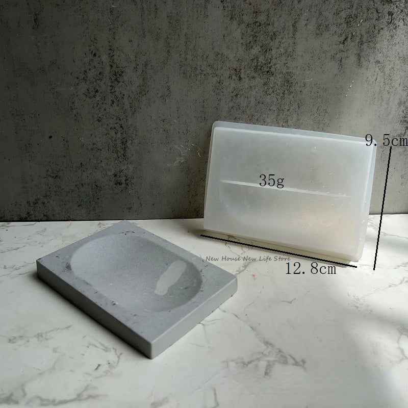 Ein durchsichtiges Silikon-Seifenshale mit der Beschriftung 35g liegt neben einer grauen Epoxidharzform.