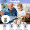Un hombre y un niño con una alcancía de cerdito de acrílico, ilustrando el regalo ideal para ahorrar dinero.