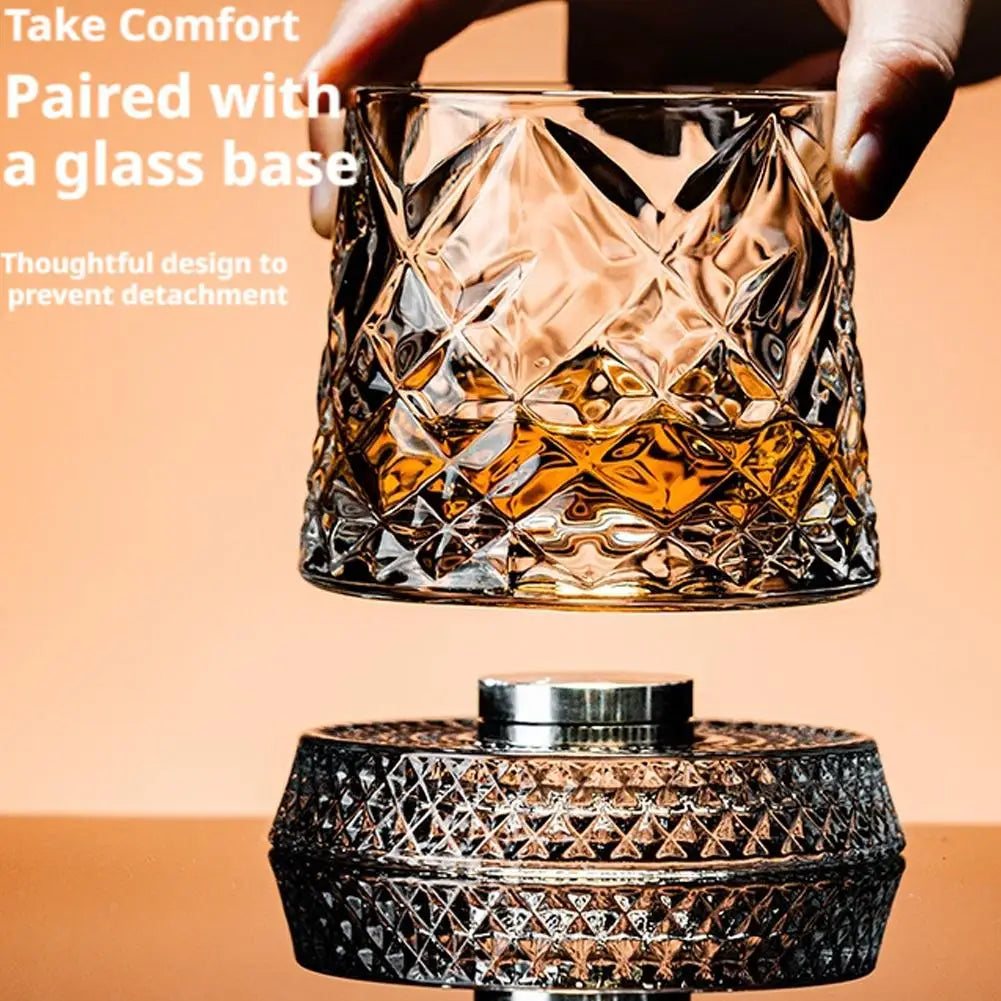 Un par de vasos de whisky de cristal texturizado, uno con base y otro como tapa giratoria.