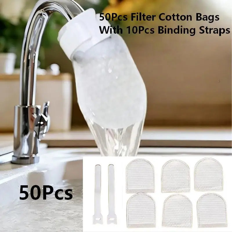 50 bolsas de algodón blanco con 10 correas de sujeción junto a un grifo de cocina.