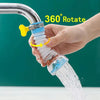 Eine Hand dreht einen blau-weißen Wasserhahnverlängerung, der einen Wasserstrahl ausgibt.