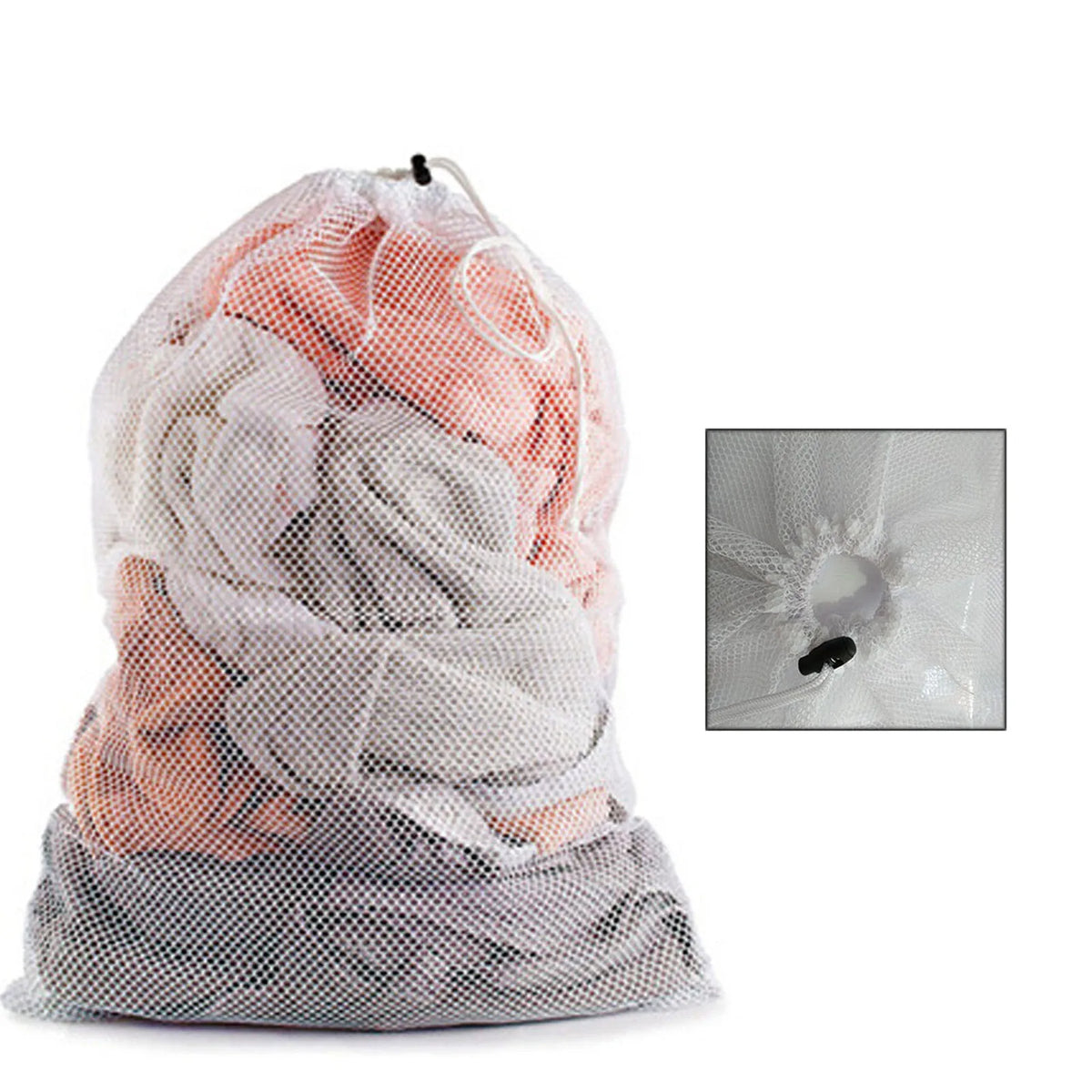 Großer Stoffbeutel zum Wäschewaschen, gefüllt mit Kleidung, mit Detailansicht der Maschenstruktur.