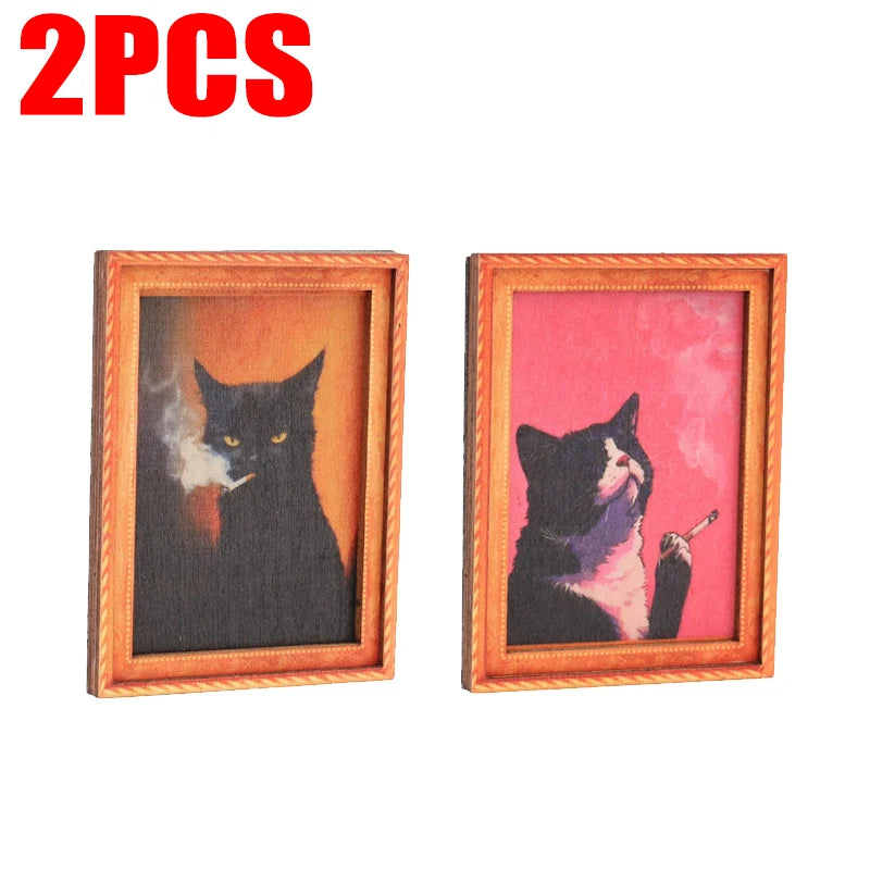 Zwei gerahmte Katzenbilder, eine schwarz und eine weiß, für Home-Dekoration.
