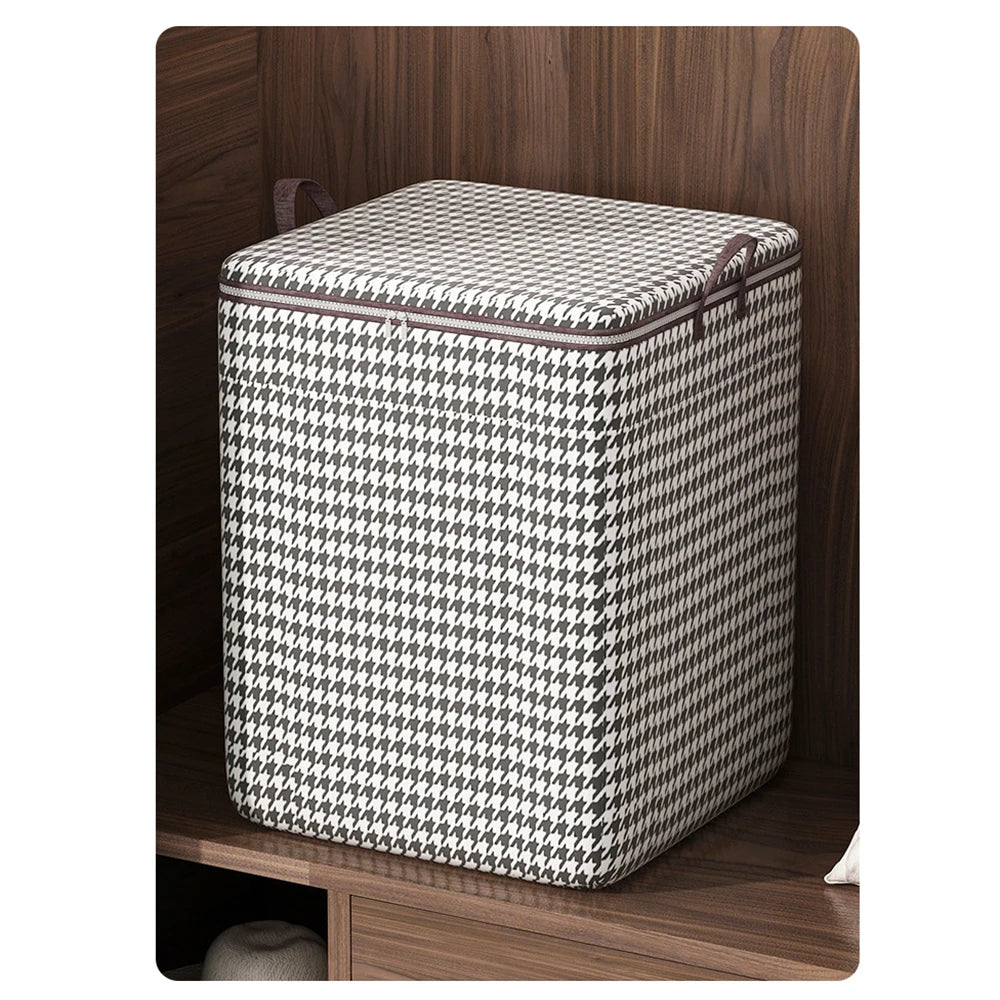 Sac de rangement anti-poussière pliable à tissu à carreaux posé sur une étagère en bois.