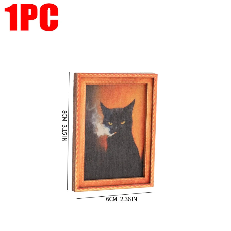 Gerahmtes Bild einer schwarzen Katze vor orangefarbiger Hintergrund, verwendet als Kühlschrankmagnet.