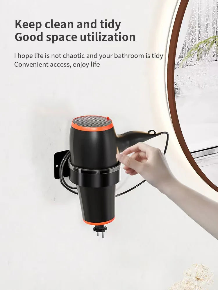Une main utilise un support de séche-cheveux fixé au mur pour nettoyer une surface de salle de bain.