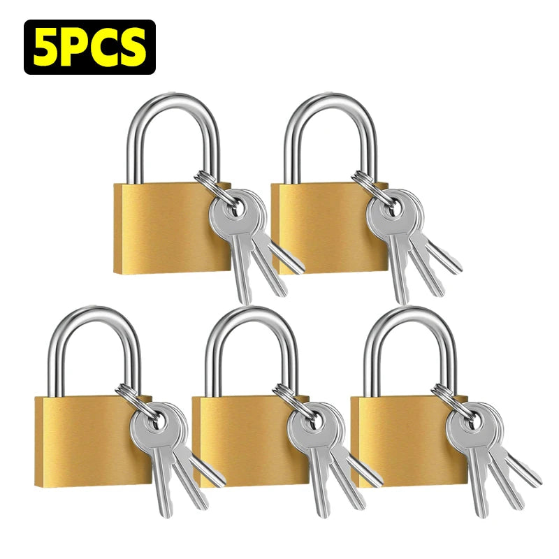 Cinq cadenas miniatures argentés avec corps métalliques dorés et clés