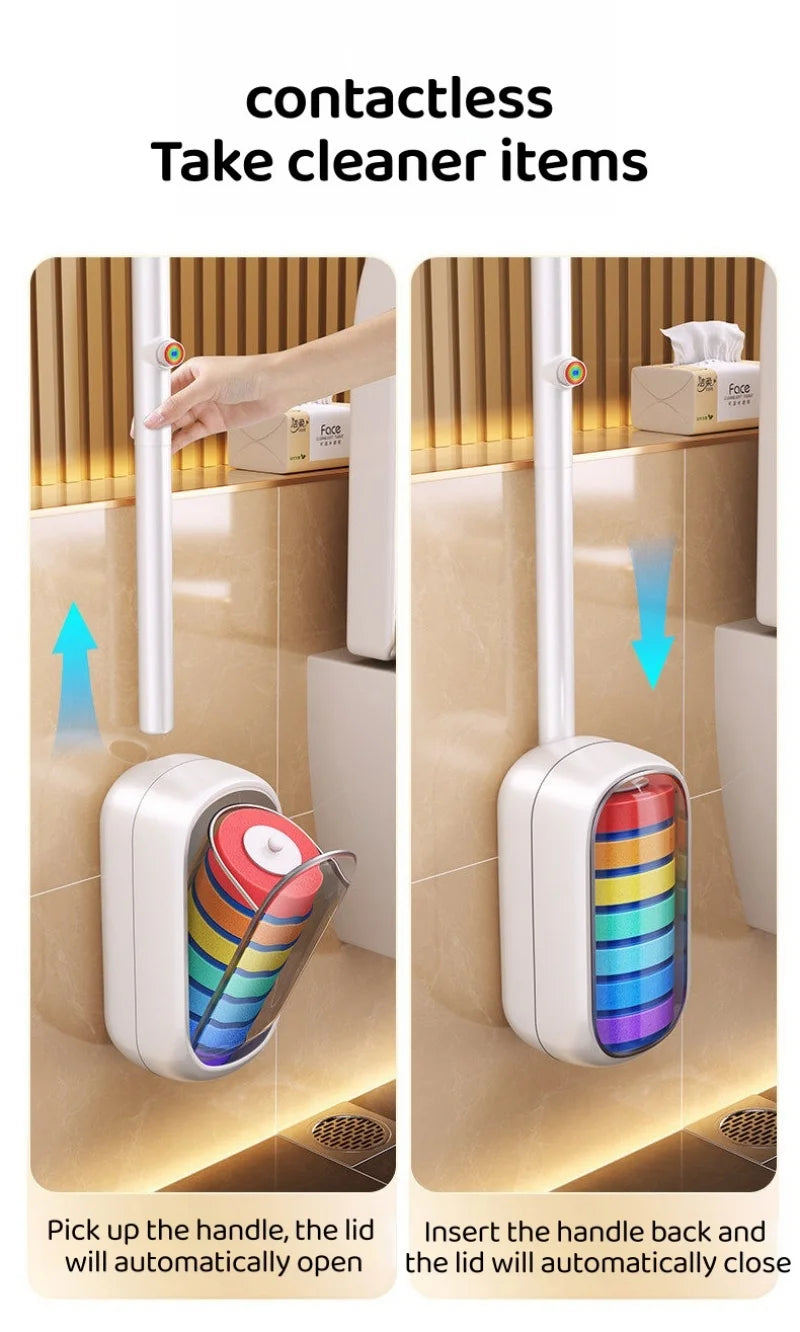 Une main prend la poignée d'une brosse de toilette murale qui ouvre et ferme automatiquement le couvercle.