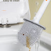 Une brosse à vaisselle en silicone blanche nettoie un évier, démontrant sa facilité de nettoyage.