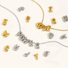 Eine Kollektion von Gold- und Silber-3D-Blasenbuchstaben-Anhalsketten auf weißem Hintergrund.