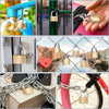 Collection de mini-serrures en cuivre et cadenas de différentes tailles, montrés sur un robinet, une porte, etc.